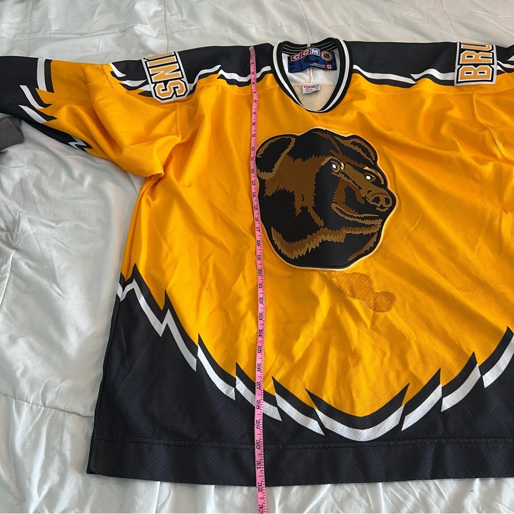 Boston Bruins CCM Pooh Bear NHL Hockey Jersey Vintage Yellow - Picture 14 of 15